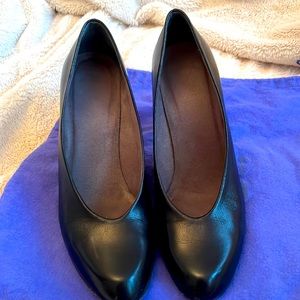 Stuart Weitzman ladies pumps/heels . Good condition Matte Black leather